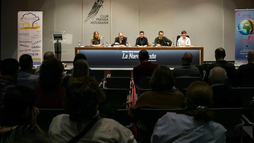 De izquierda a derecha, Magdalena Muguiro, Andrés Mayor, Dulce González, Antonio López García y Cristina Riestra, ayer, en el Club Prensa Asturiana de LA NUEVA ESPAÑA.