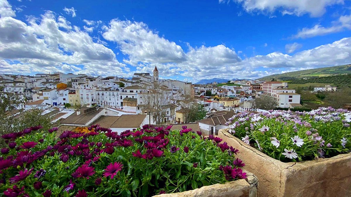 Vista de Arriate desde el Mirador de la Estacá, entre flores y paisaje blanco, a pocos kilómetros de Ronda