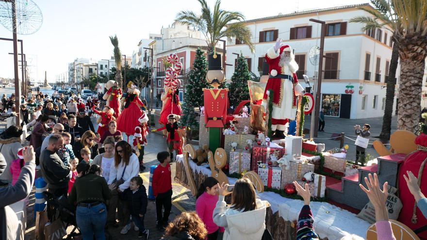 La comitiva de Papá Noel llega a Ibiza