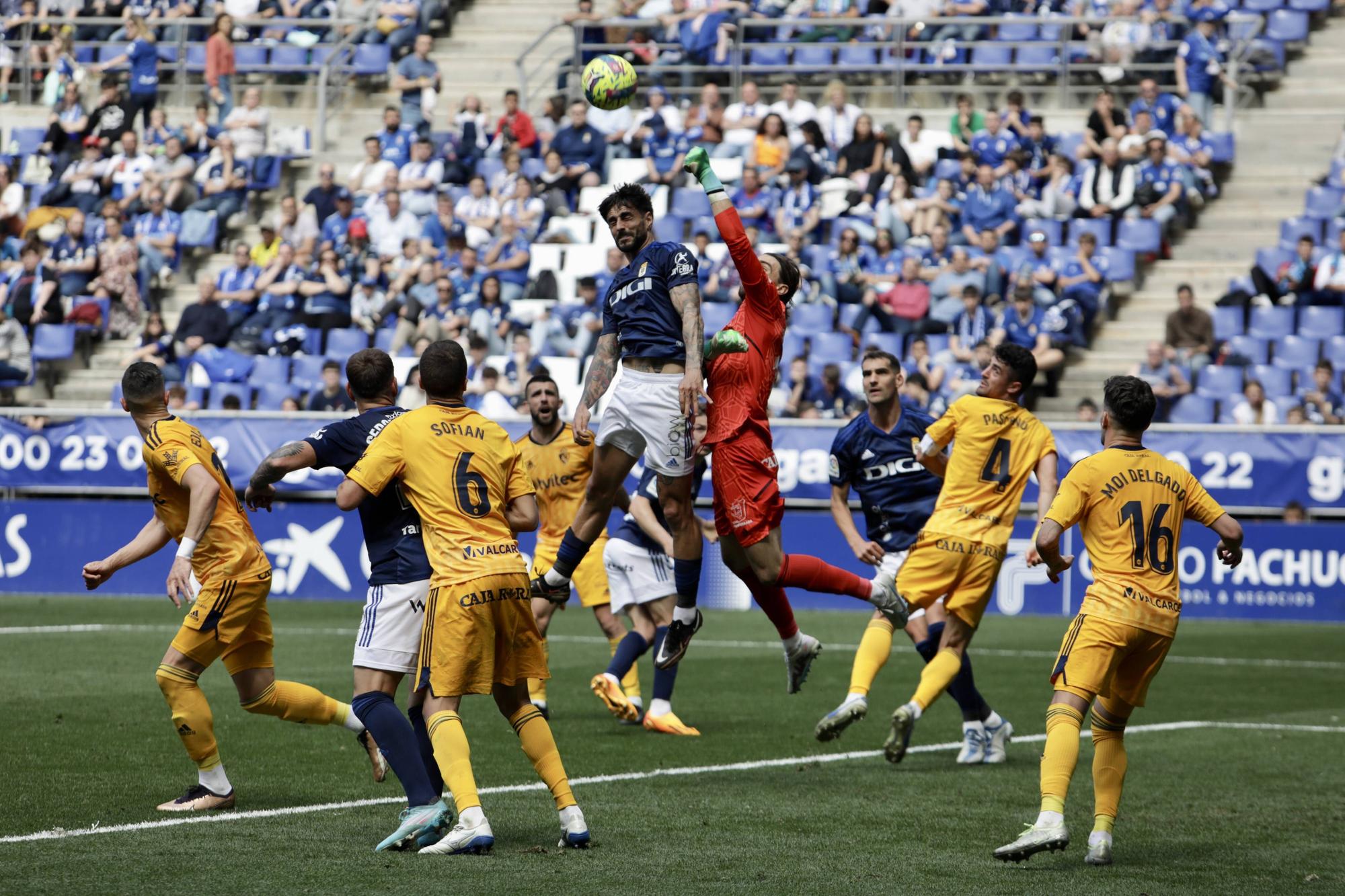 EN IMÁGENES: La remontada del Oviedo frente a la Ponferradina y el gran ambiente en el Tartiere