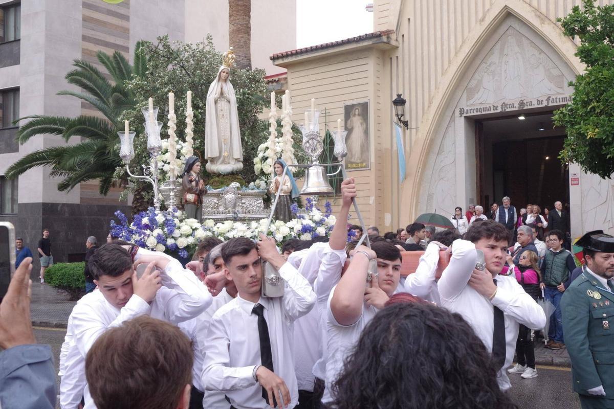 Procesión de la Virgen de Fátima por el barrio de La Trinidad, estrenando la ampliación del trono