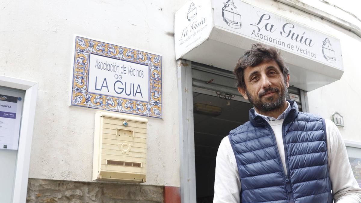 Alejandro García-Cueto Felgueroso, a la entrada de la sede vecinal de La Guía.