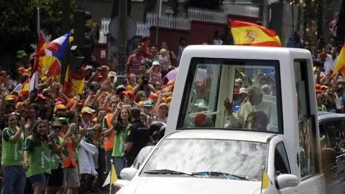 Benedicto XVI a bordo del 'papamóvil' por las calles de Madrid durante la JMJ de 2011.