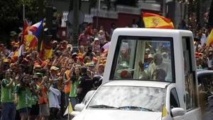 Benedicto XVI a bordo del papamóvil por las calles de Madrid durante la JMJ de 2011.