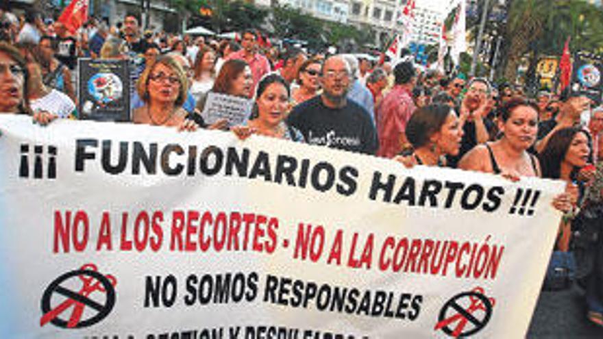 Un grupo de funcionarios porta una pancarta este pasado jueves en Alicante durante la manifestación contra los recortes del Gobierno.
