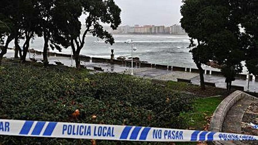 Una cinta prohíbe el acceso a la zona de las Esclavas en A Coruña.