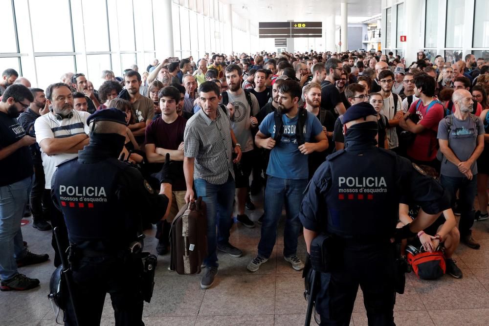 Els manifestants concentras a l'aeroport