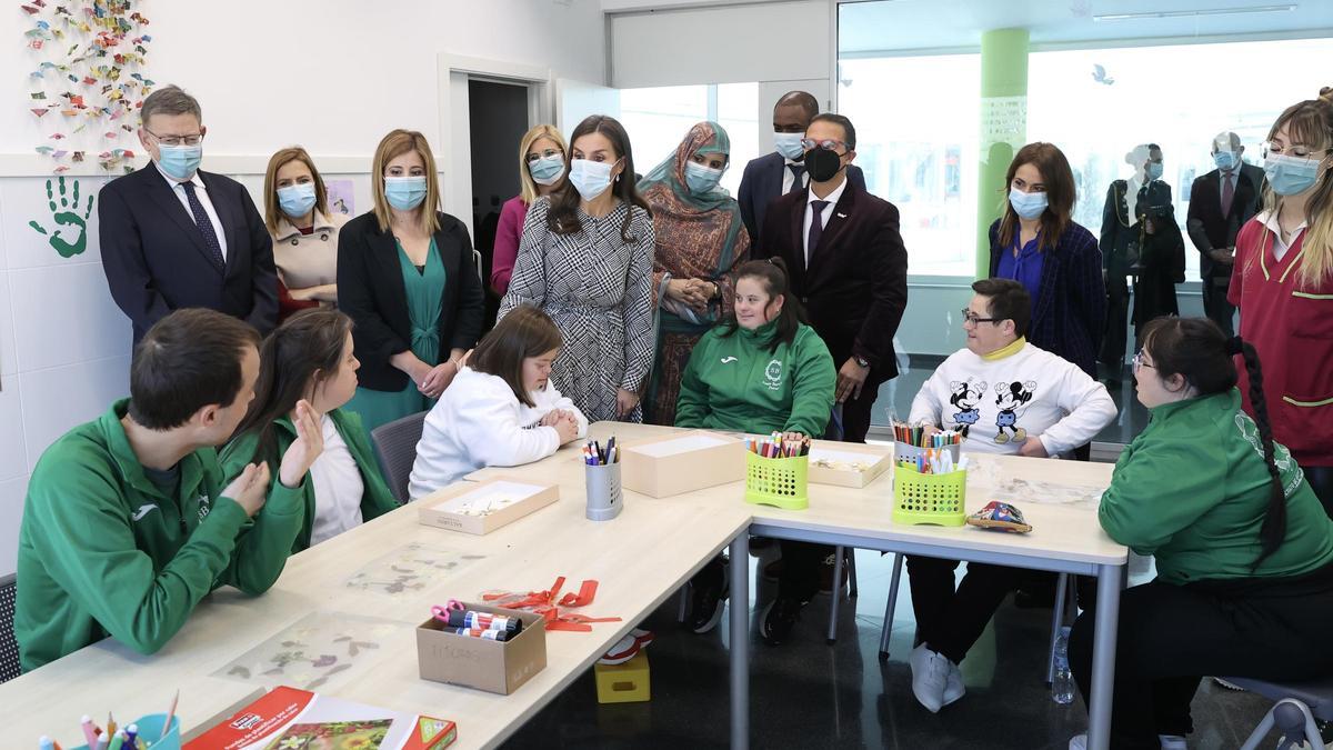 Otro momento de la visita real al centro de día Sense Barreres de Petrer