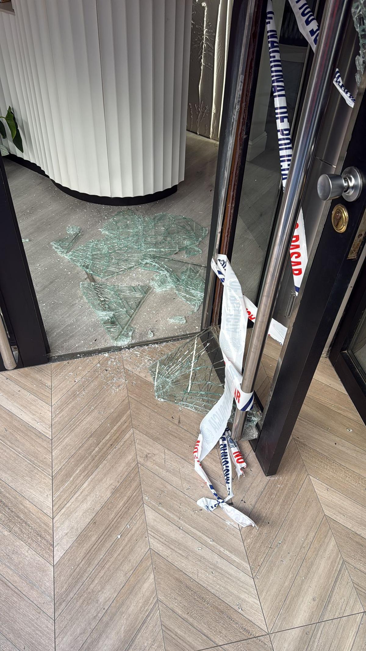 Robo a golpe de alcantarilla en una peluquería situada en la calle Ainzón, en el barrio de La Almozara.