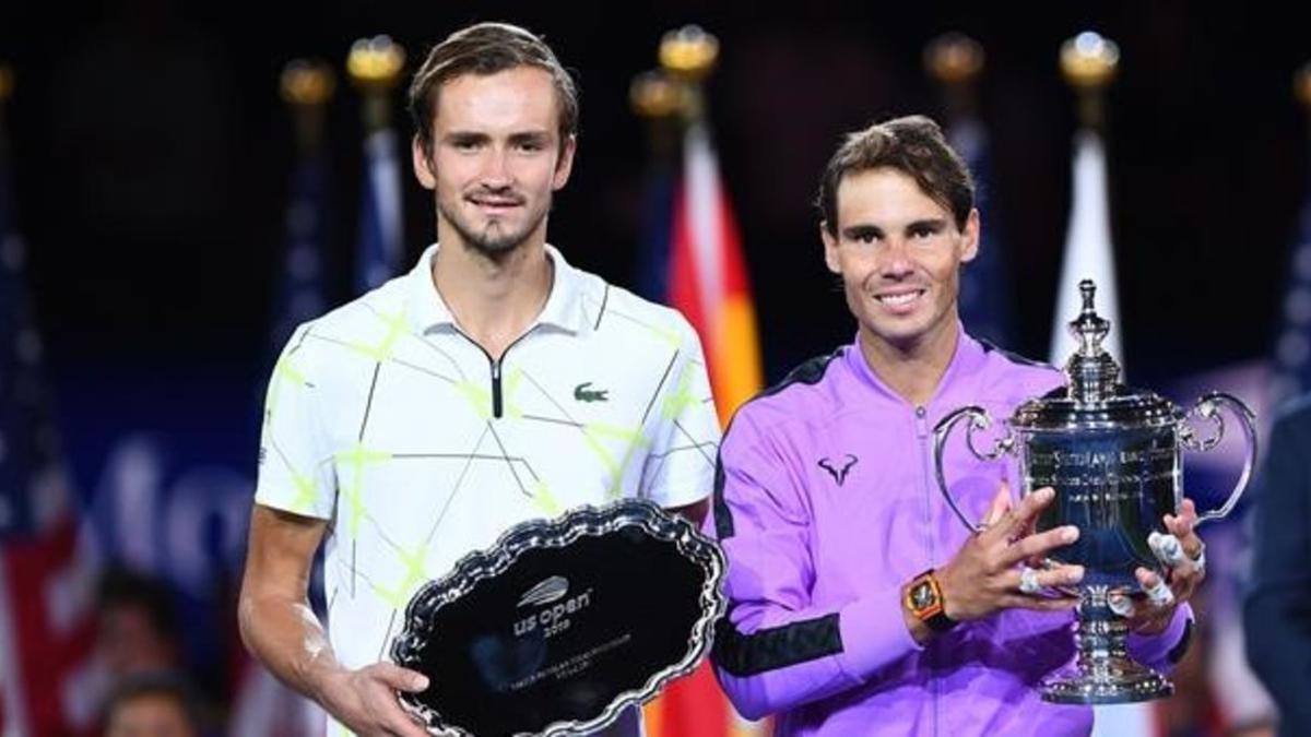 zentauroepp49782243 topshot   rafael nadal of spain  r  holds the trophy after h190911183541