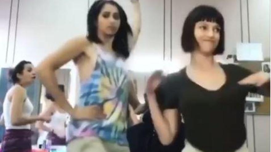 Un fotograma del vídeo en el que Nairobi y Tokio aparecen bailando en el camerino.