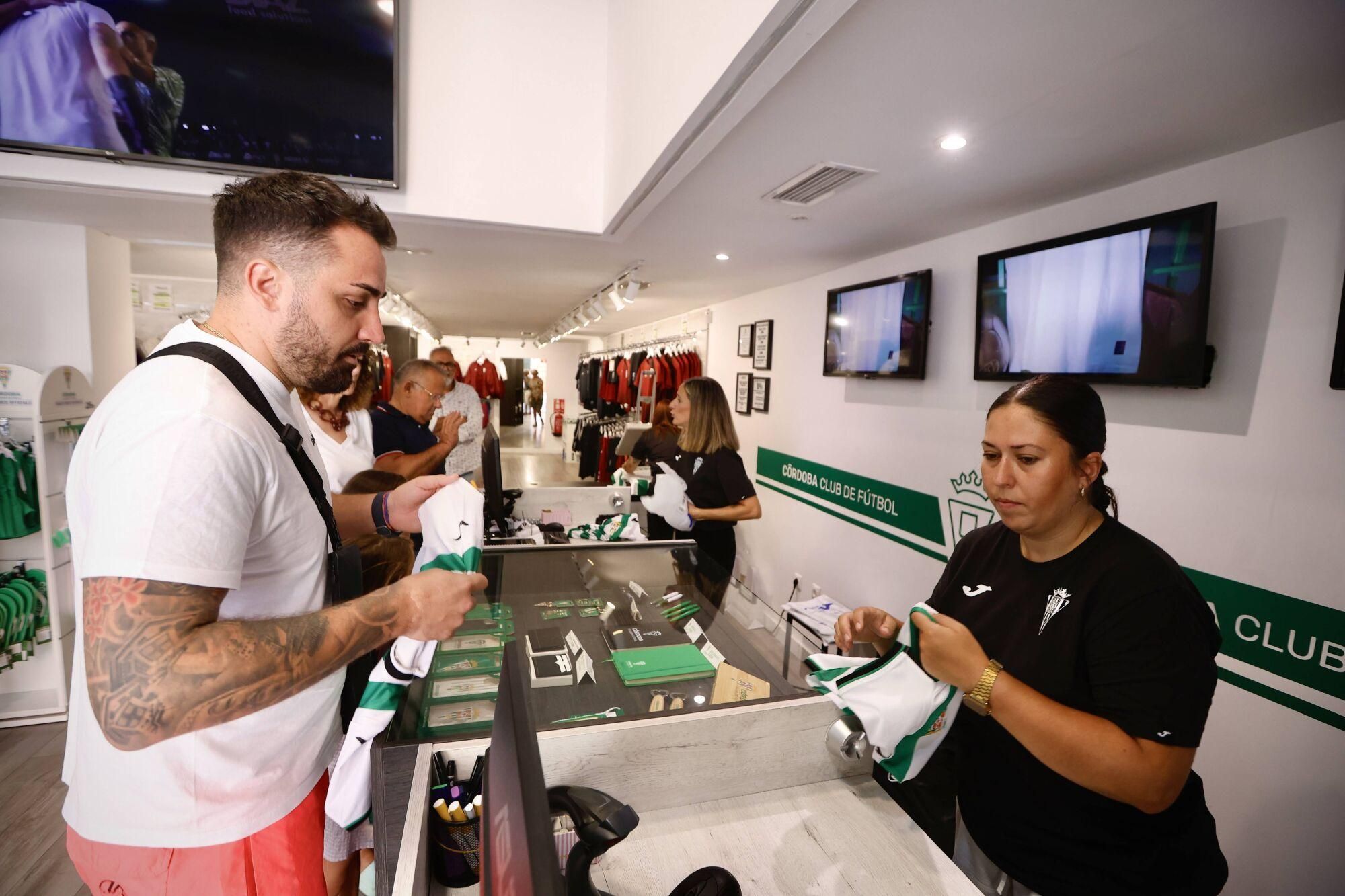 La afición del Córdoba CF, entre la nostalgia y la ambición con sus nuevas camisetas
