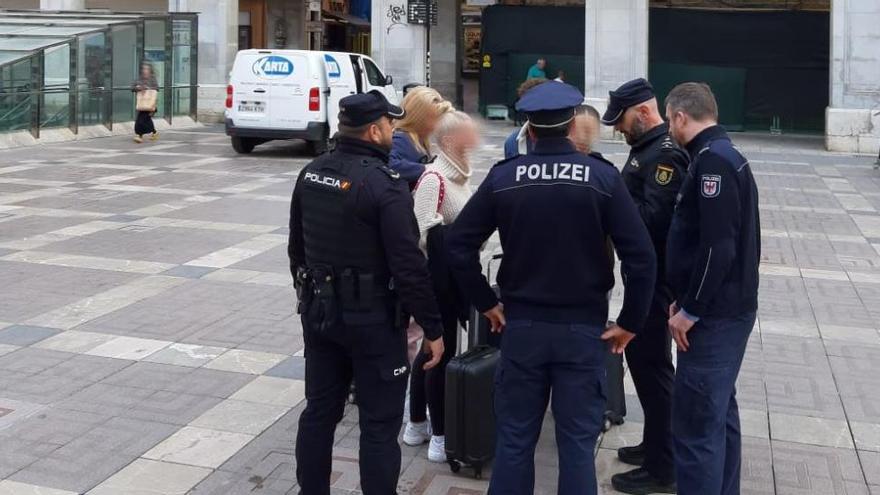 Deutsche und spanische Beamte zusammen im Einsatz.