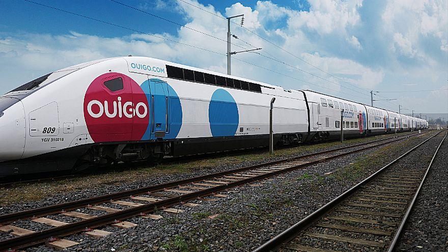 Un tren Ouigo circulando entre Madrid y Barcelona