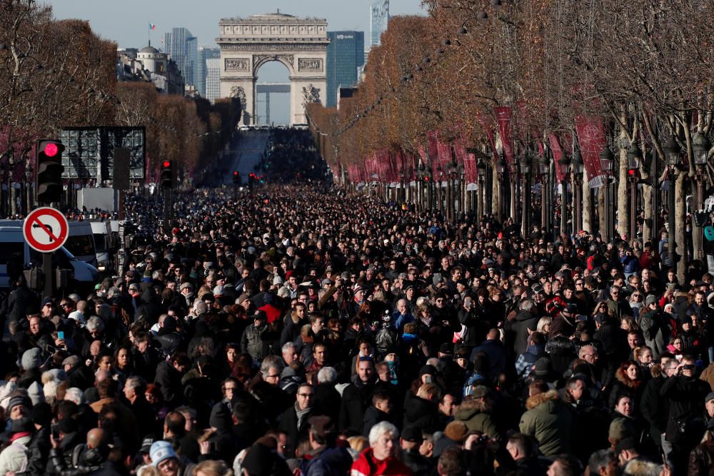 Multitudinario funeral por Johhny Hallyday en París