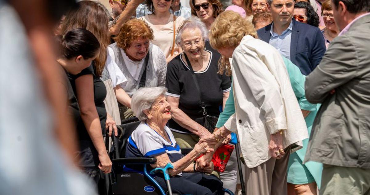 Doña Sofía, con la alcaldesa que fue su cicerone. |  Brais Lorenzo / Efe