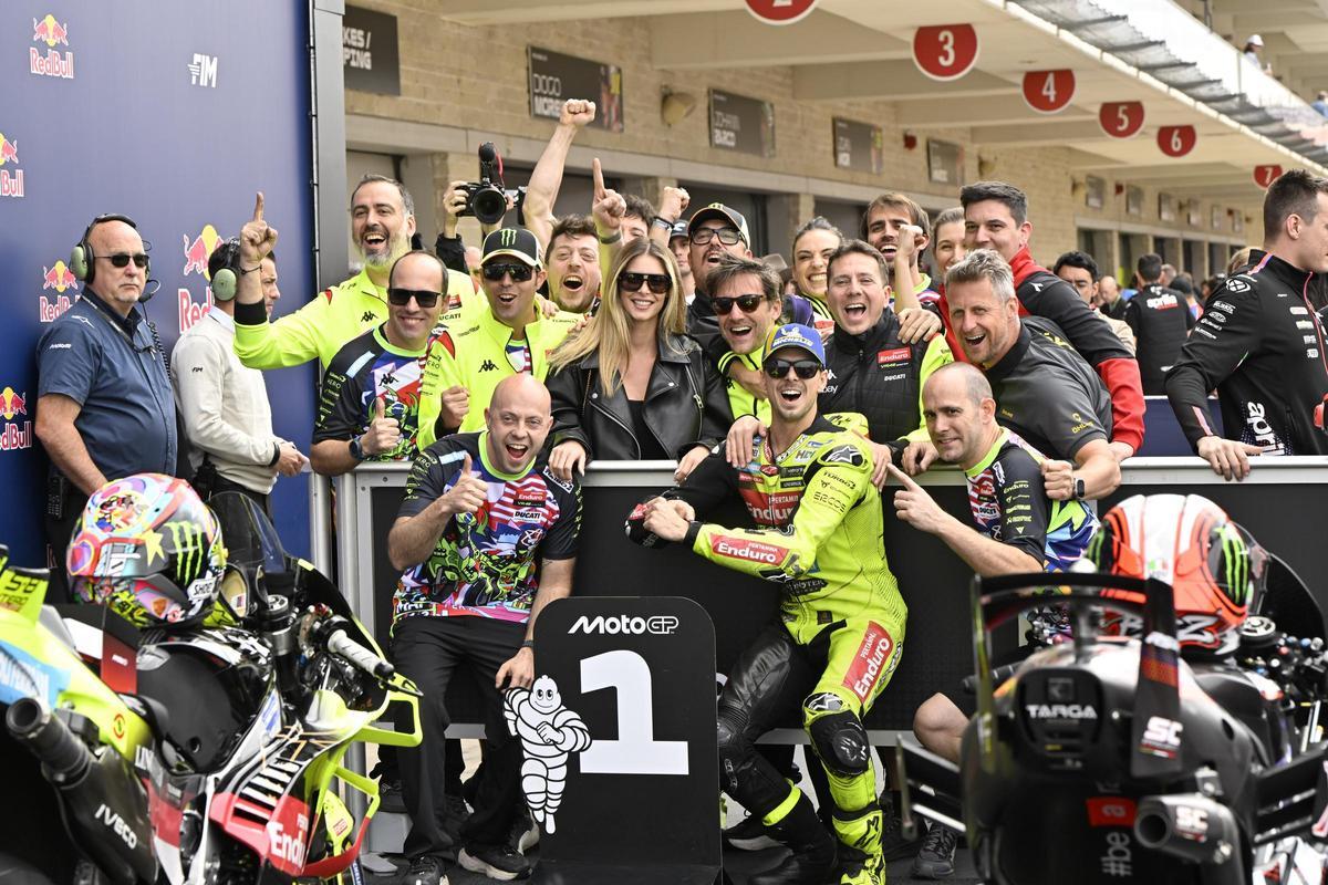 Di Giannantonio celebra una pole con su equipo