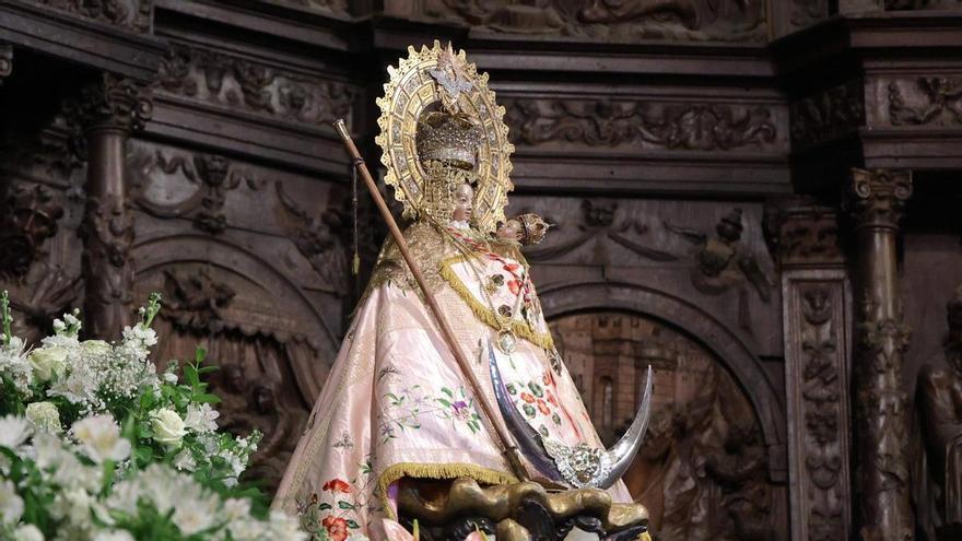 La Virgen de la Montaña de Cáceres, con un manto que cumple una década y que tiene un significado especial