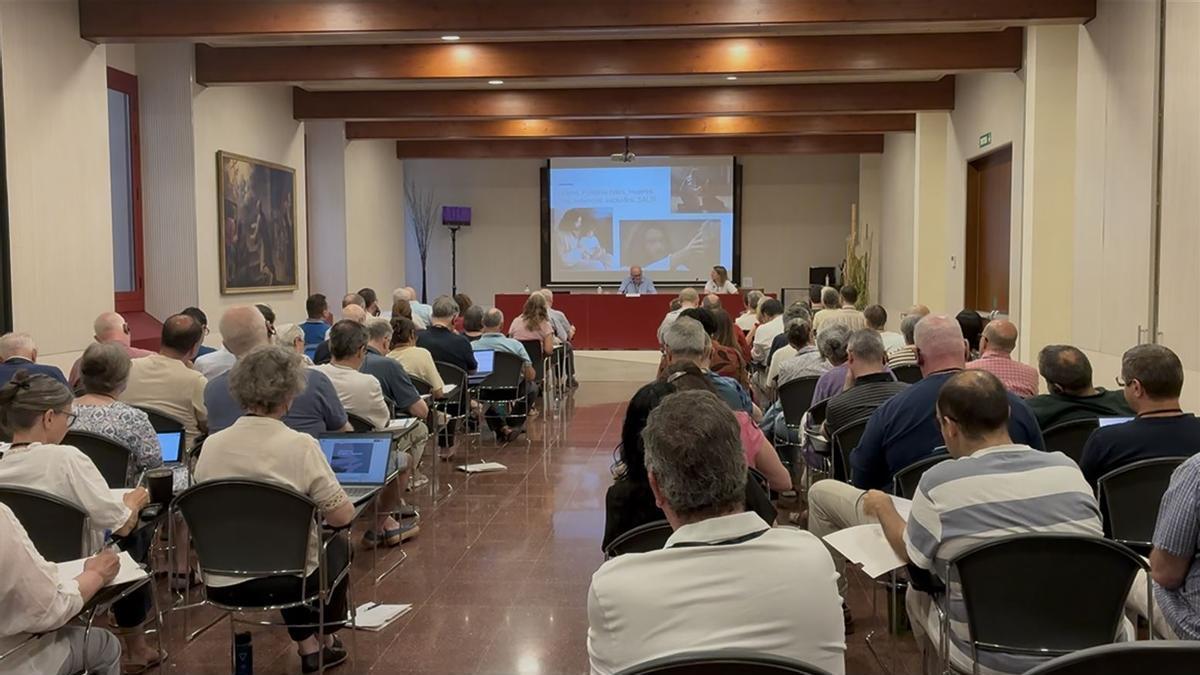 Una de les sessions de la 3a edició del simposi que acull la Cova de Sant Ignasi de Manresa fins dissabte
