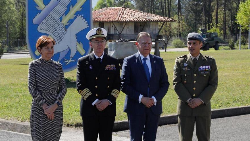 El almirante López Calderón, con los alcaldes de Gijón  y Oviedo y el coronel Jesús Martínez Victoria, jefe del «Príncipe», en Cabo Noval.