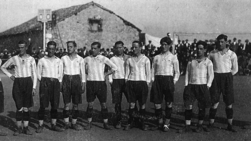 Formación del Sporting en 1923, por la izquierda, Arcadio, Virgilio, Bolado, Corsino, Manolín Argüelles, Trapote, Zarracina, Palacios, Ramonín Hevia, Germán y Amadeo. | COLECCIÓN FRICHU YUSTAS