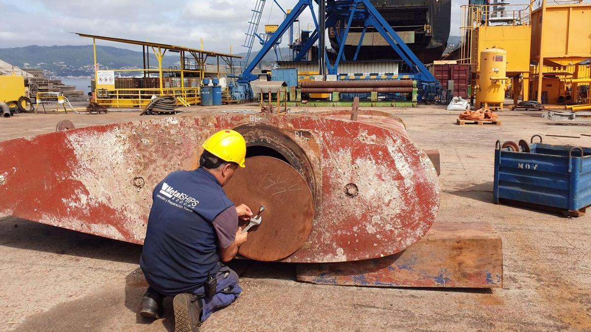 Imagen de archivo de un empleado en Metalships.