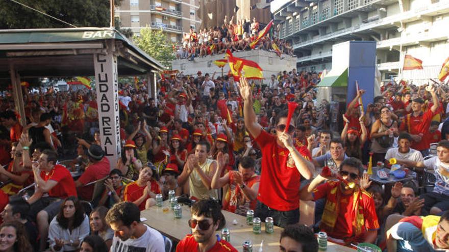 Cientos de aficionados llenan los alrededores de Mestalla