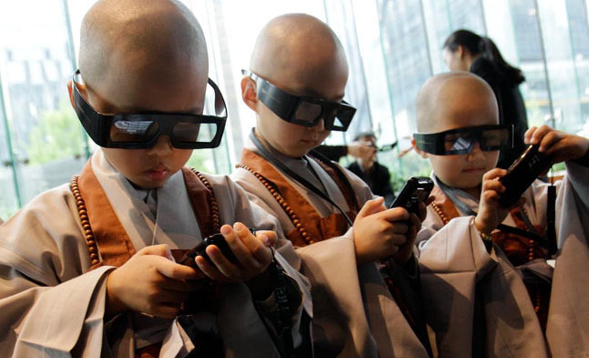 Per celebrar l’aniversari de Buda del pròxim 10 de maig, uns nens experimenten durant un mes la vida monacal al temple budista de l’ordre Chogye de Corea del Sud. En la fotografia, visiten el museu de SK Telecom a Seül.