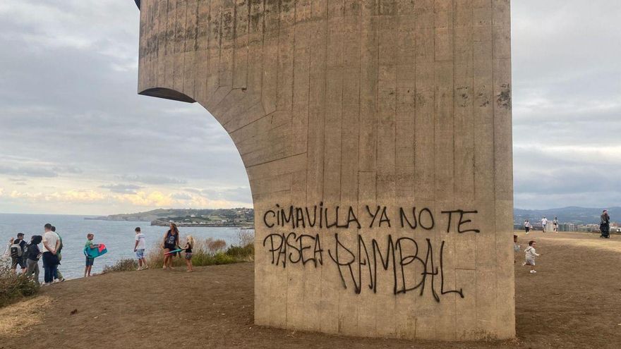 Indignación en Gijón por el ataque a dos de sus emblemas: llenan de pintadas El Elogio y arrancan un dedo a esta otra famosa escultura
