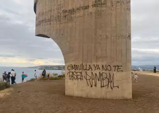 Indignación en Gijón por el ataque a dos de sus emblemas: llenan de pintadas El Elogio y arrancan un dedo a esta otra famosa escultura