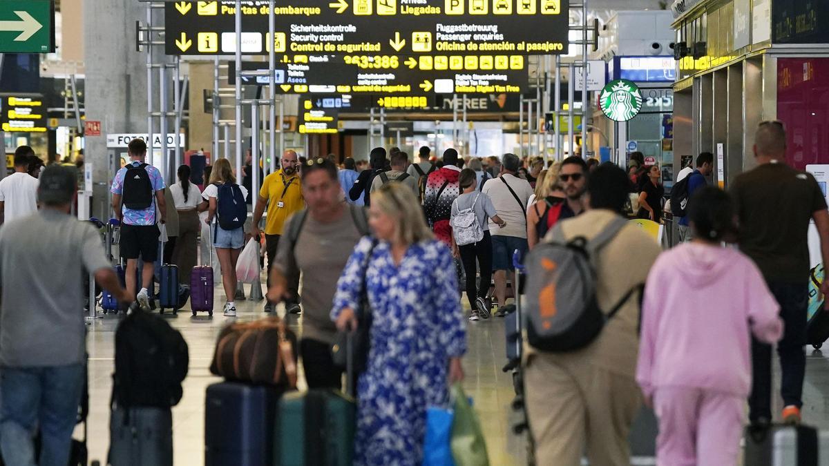 Viajeros en el aeropuerto de Málaga.