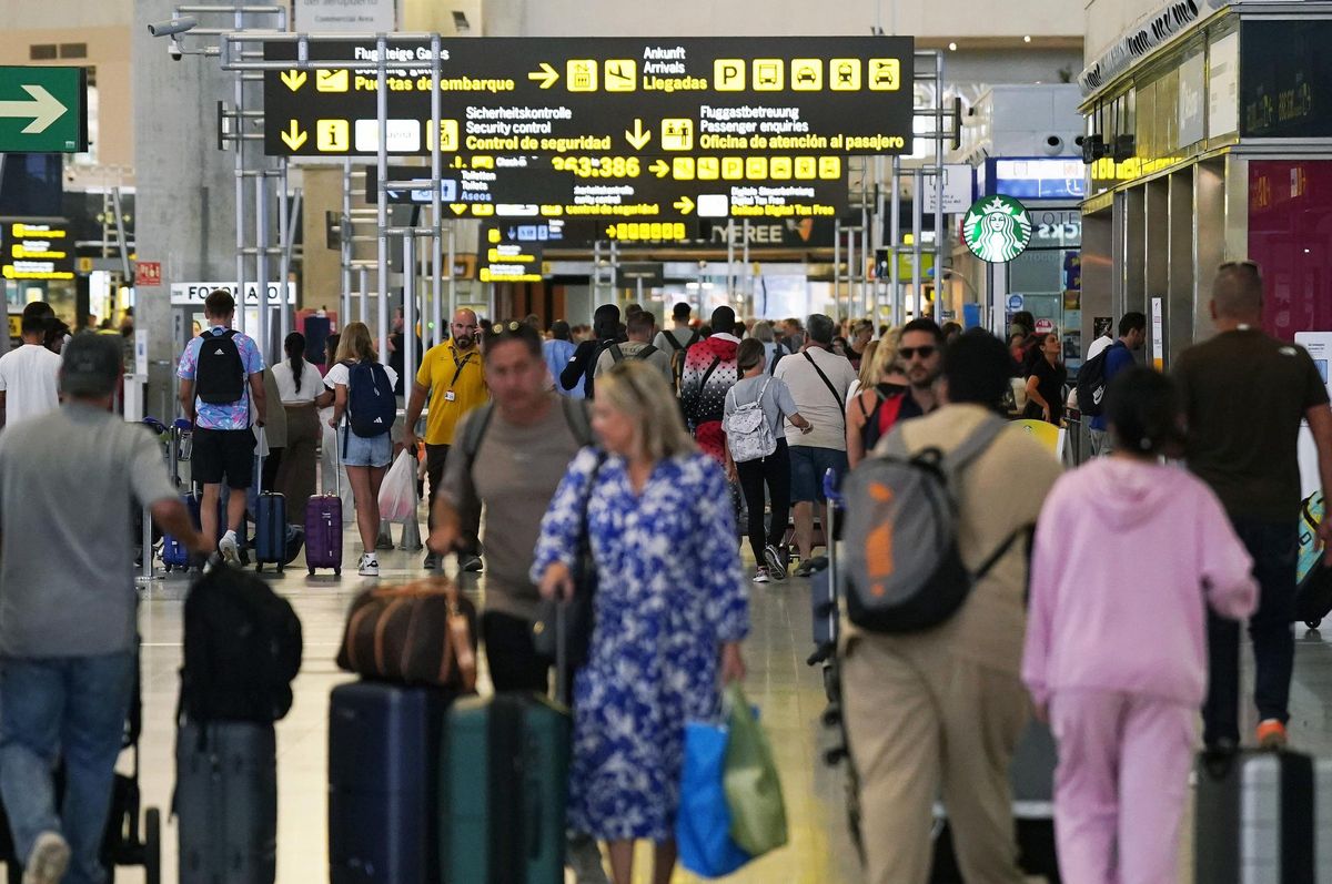 Viajeros en el aeropuerto de Málaga.