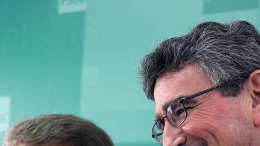 El líder del PSOE en Cádiz, Francisco González Cabaña, y el exconsejero Luis Pizarro.