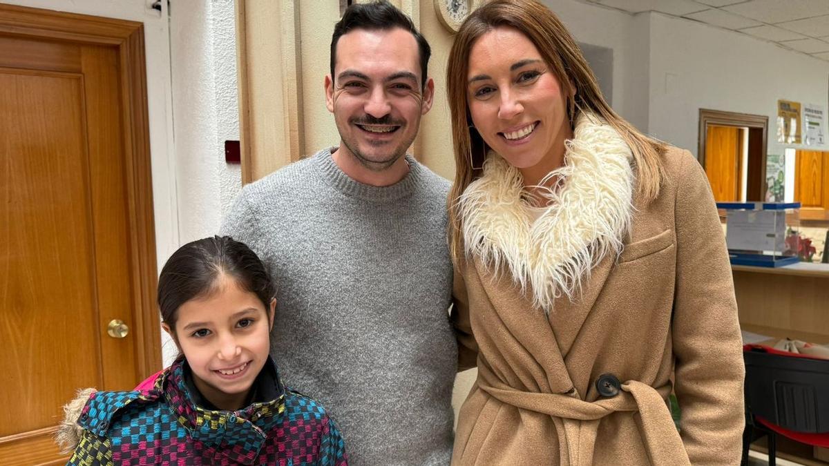 El concejal Javi García, junto a las reinas electas de los Carnavales de Alcalà y Alcossebre del 2026, Mariam Gimeno y Vega Caldés.