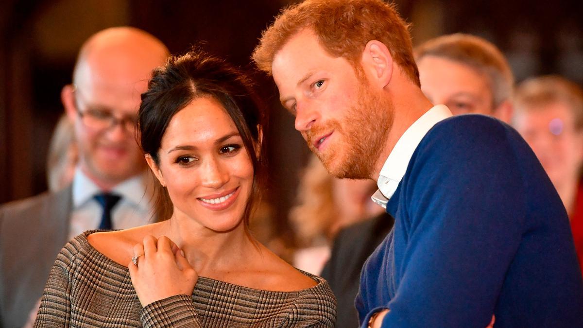 Meghan Markle y el príncipe Harry en su visita oficial a Gales