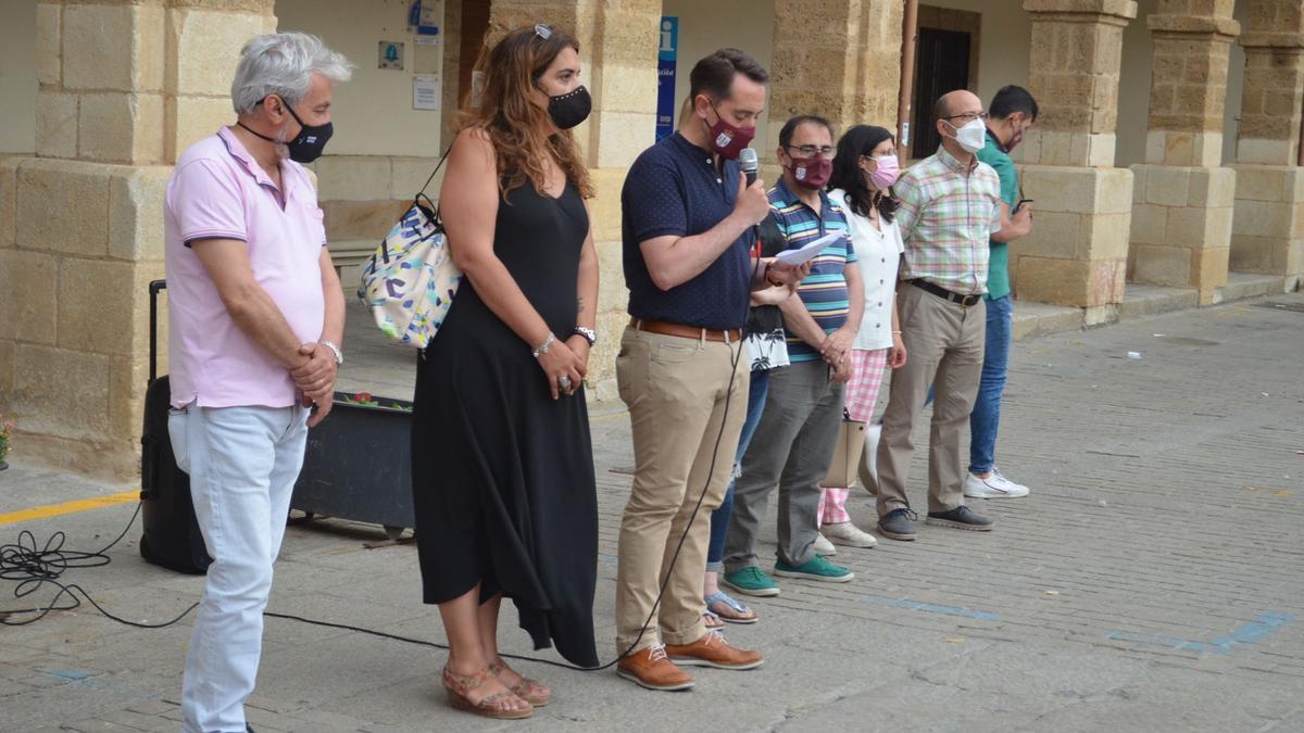 Algunos de los representantes municipales asistentes a la concentración. / E. P.