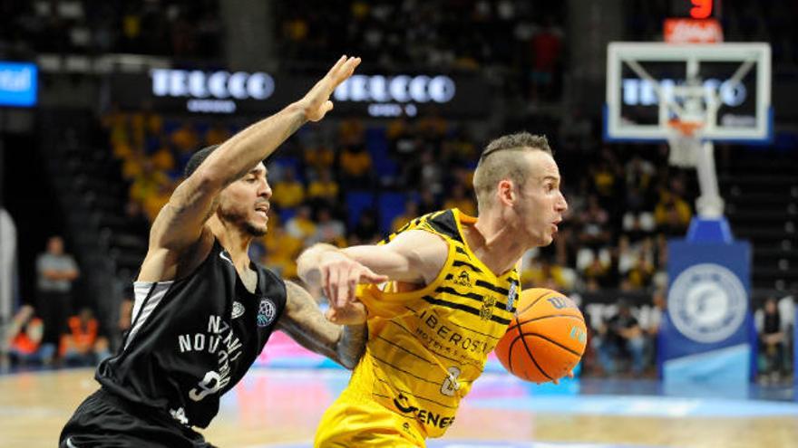 Marcelinho Huertas trata de escapar de la defensa de Brandon Brown en el estreno europeo del pasado martes.