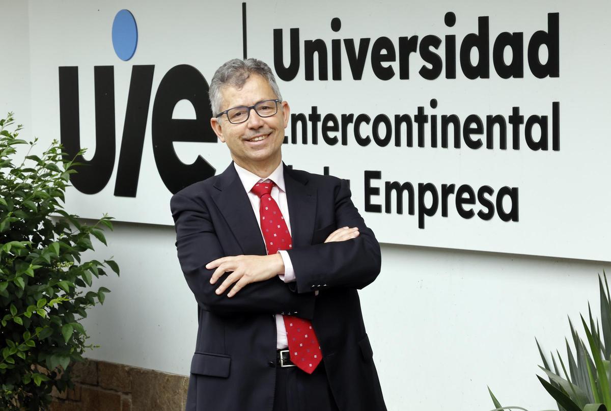 Álvaro Gómez Vieites, decano y profesor de ADE y Derecho de la UIE