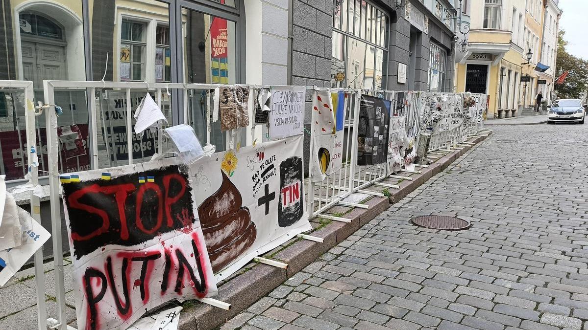 La embajada rusa en Tallin, con carteles contra la guerra de Ucrania y el presidente Vladímir Putin.