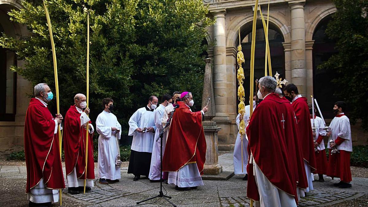 El obispo bendice las palmas en el patio de la Catedral poco antes de la misa del Domingo de Ramos.
