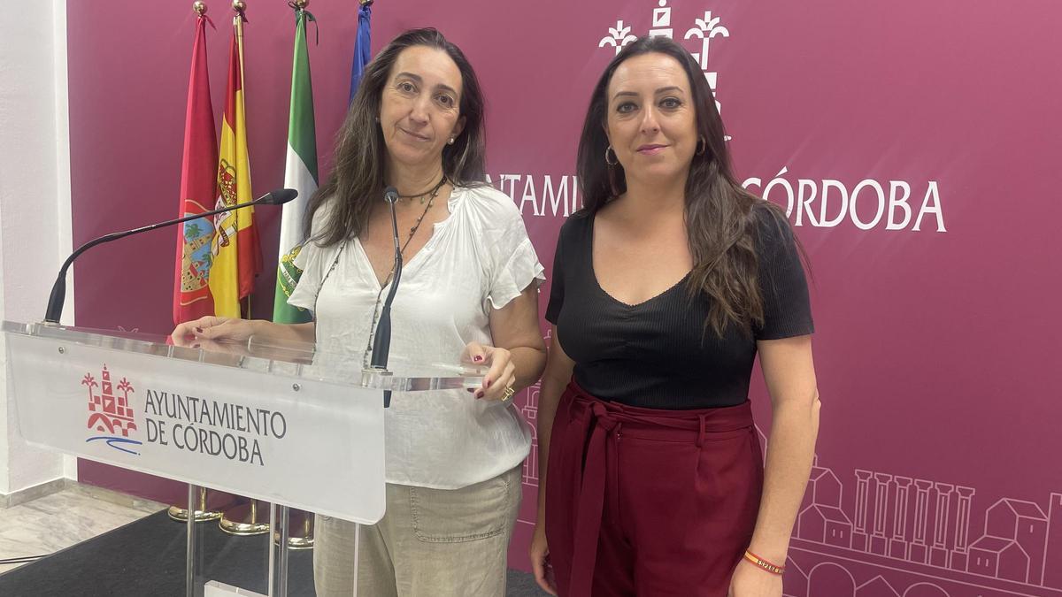 Paula Badanelli y Marta León, de Vox, en la sala de prensa del Ayuntamiento de Córdoba.
