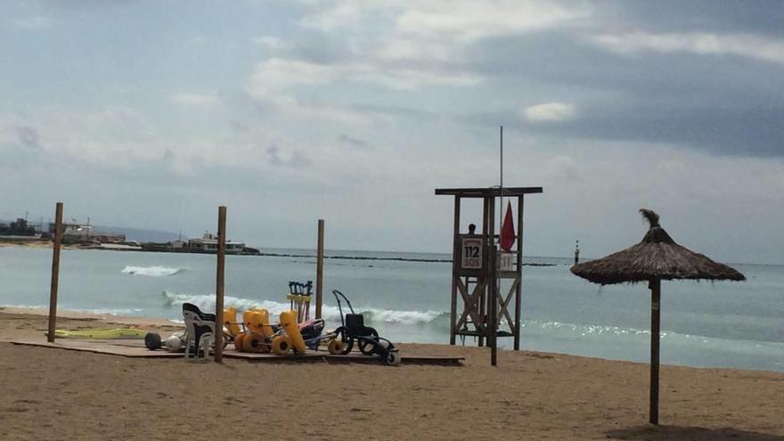 La playa de Ciutat Jardí permanece cerrada por vertidos de agua del torrente.