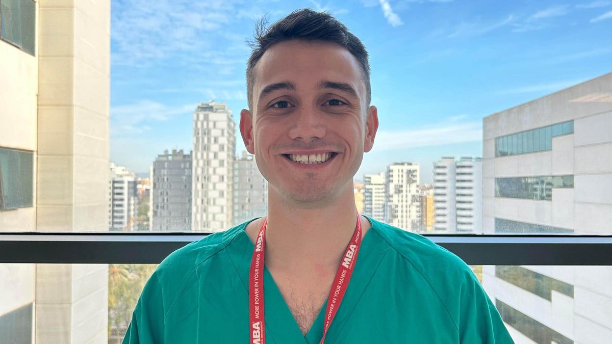 El médico castellonense Pablo Ulldemolins está en su cuarto curso de MIR en el Hospital La Fe de Valencia impulsando el proyecto de sensores para mejorar el tratamiento de la esclerosis.
