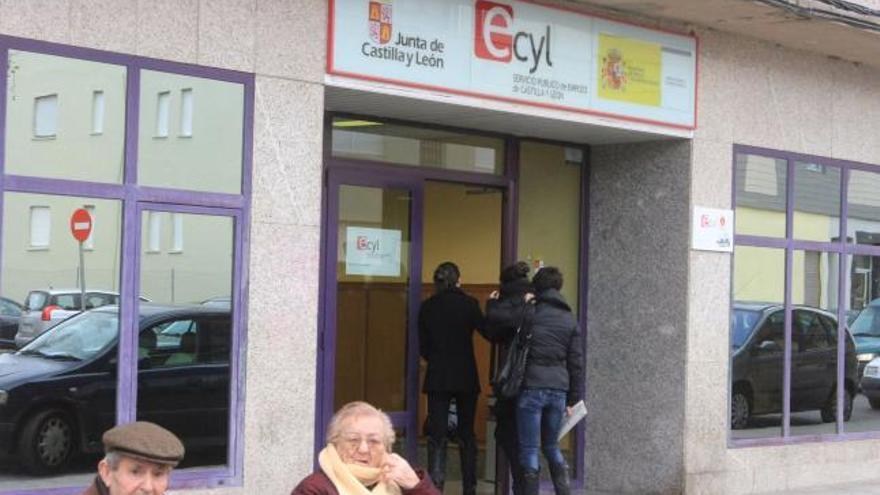 Varias personas entran en la oficina de empleo de la Junta en Zamora.