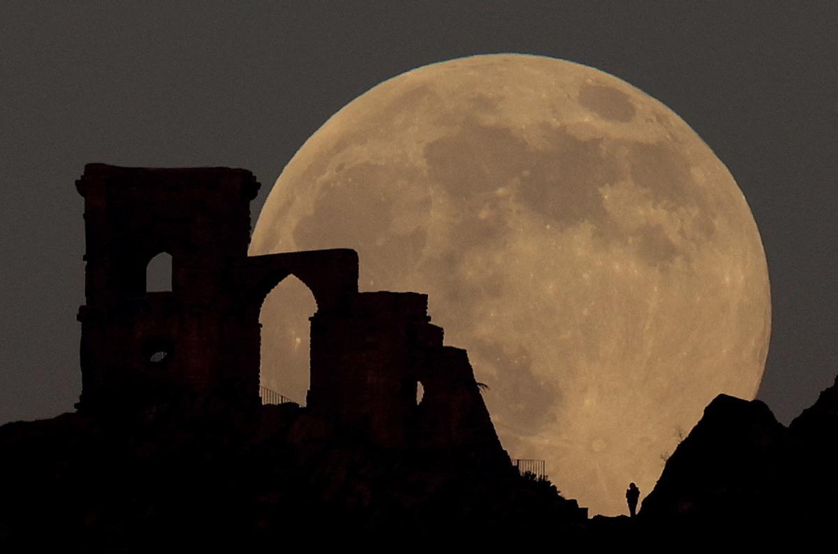  La ’luna del lobo’: la primera luna llena del año 2022 ilumina el cielo de Mow Cop Folly, en Gran Bretaña