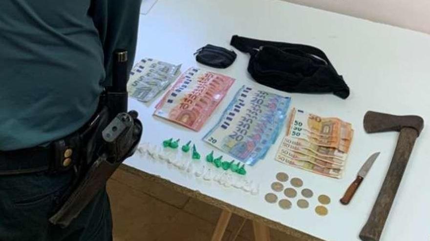 Drogas y dinero decomisados al detenido.  // Guardia Civil