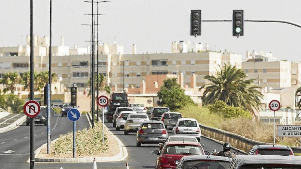 El acceso sur de Alicante saturado de vehículos.