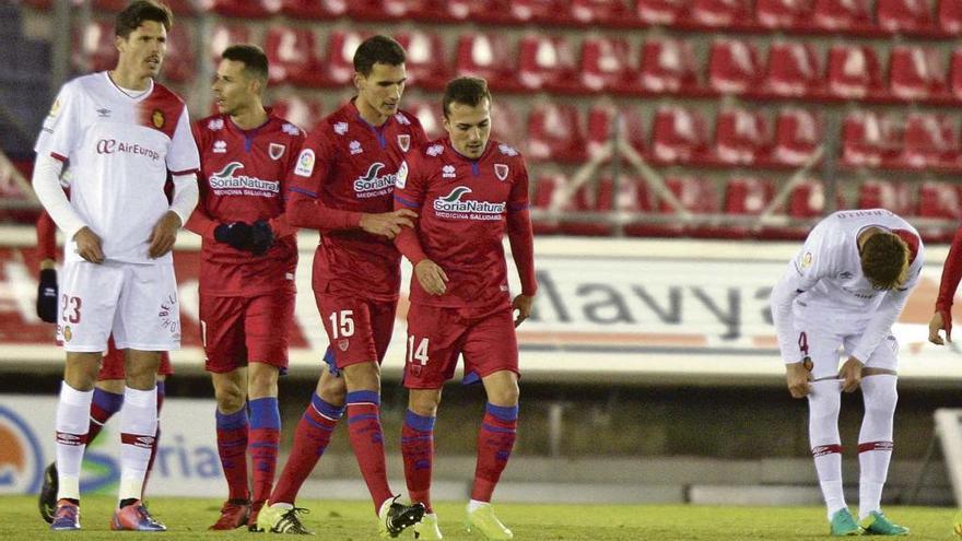 Jugadores del Mallorca y Numancia al finalizar el partido de la primera vuelta.