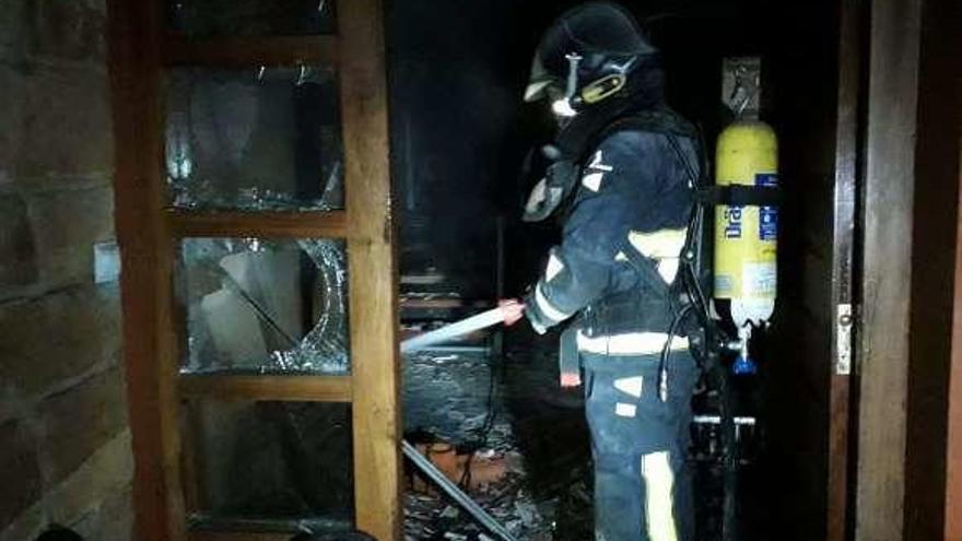 Estado en el que quedó el interior del domicilio tras el incendio.