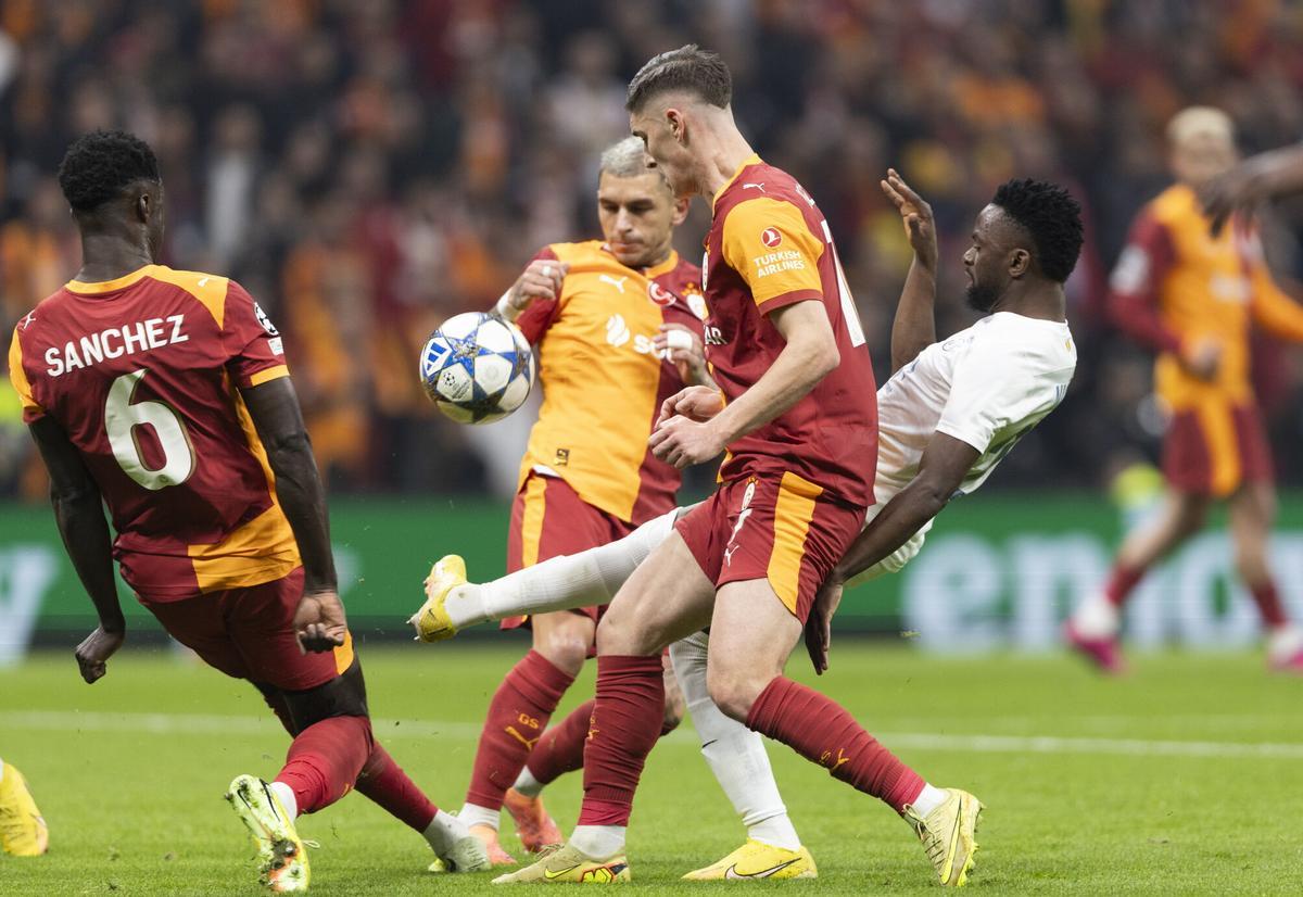 Los jugadores del Galatasaray lucen el logo de la aerolínia en la manga izquierda durante los partidos de Champions